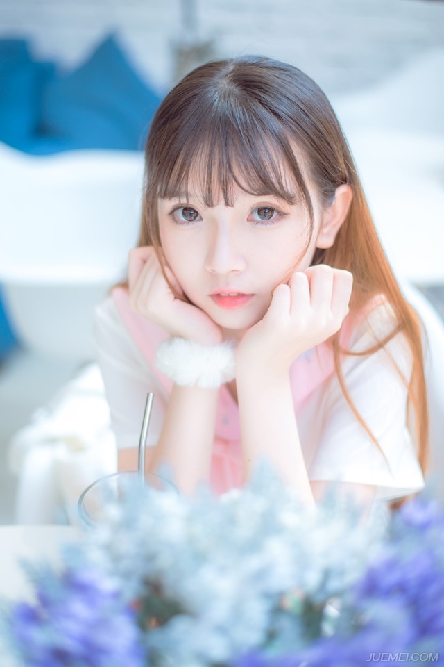 “在你带来书信之前，军师已经暗中命人将你的事情告诉我。”陈到沉声道：“你究竟是何人？”